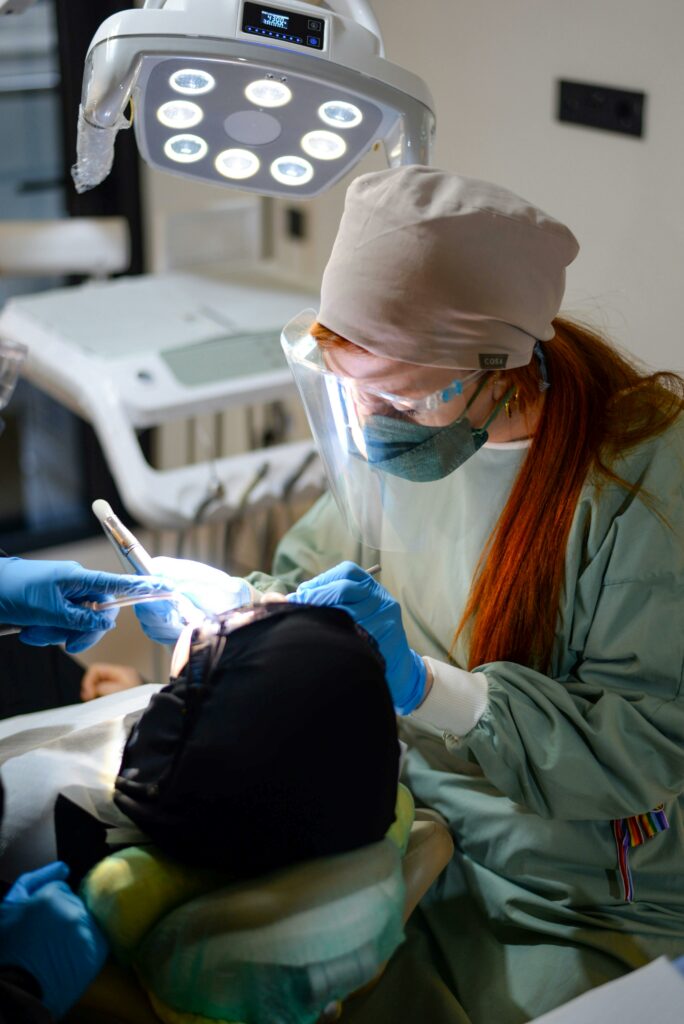dentiste qui soigne un patient dans son cabinet dentaire - ares dental