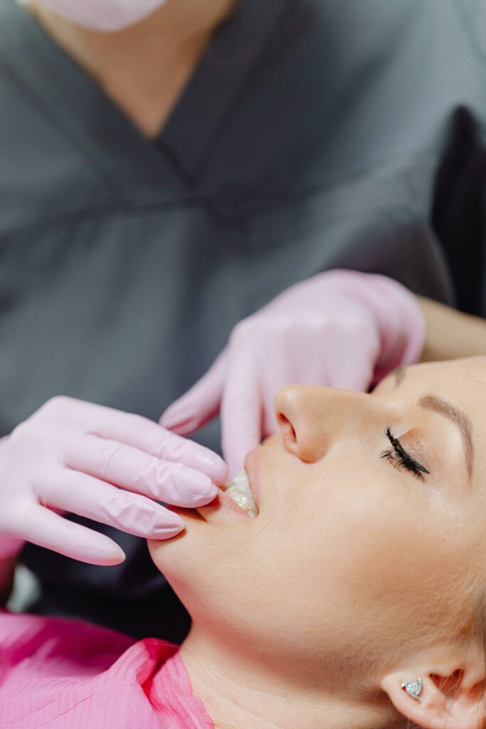 Dentiste oscultant la bouche - ares dental