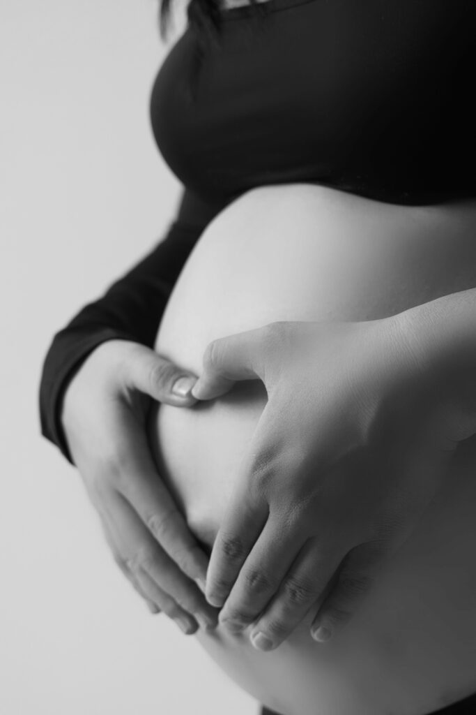 femme tenant son ventre ensceinte - ares dental