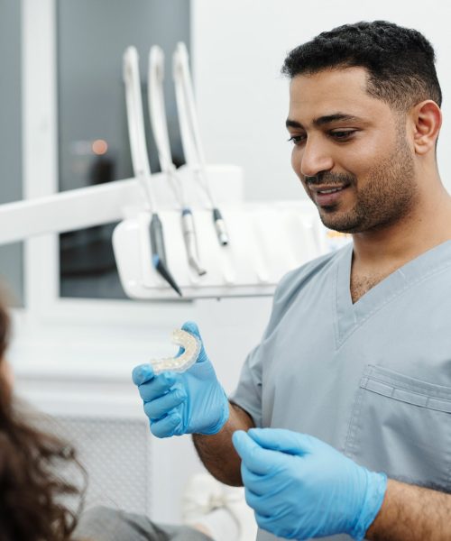 dentiste-avec-une-gouttière-occlusale-ares-dental