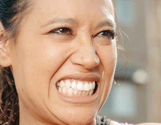 femme serrant les dents s'apparentant à du bruxisme - ares dental