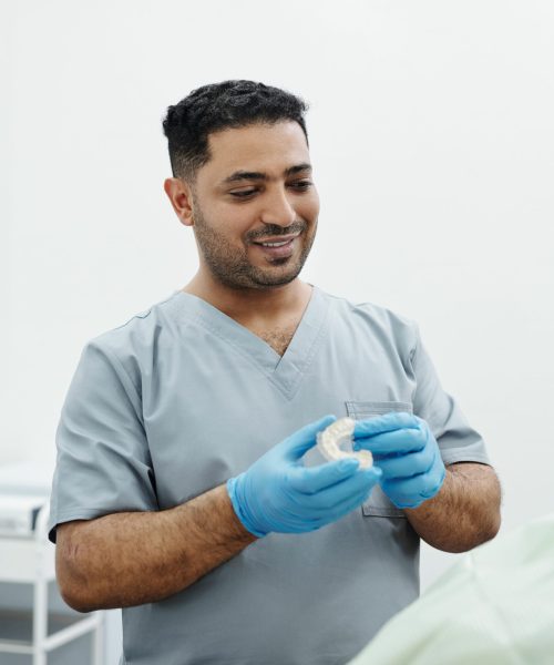 homme-tenant-une-goutière-dans-les-mains-ares-dental
